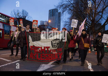 Londra, Regno Unito. 16 gennaio, 2018. Gli studenti, i membri della locale latino americano e della Comunità alloggi sociali attivisti marzo da UAL a Southwark Council Comitato di Pianificazione uffici in segno di protesta contro la riconversione di developer Delancey dell'Elephant & Castle shopping centre e College di Londra del campus di comunicazione. Credito: Mark Kerrison/Alamy Live News Foto Stock