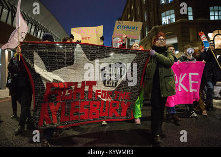 Londra, Regno Unito. 16 gennaio, 2018. Gli studenti, i membri della locale latino americano e della Comunità alloggi sociali attivisti marzo da UAL a Southwark Council Comitato di Pianificazione uffici in segno di protesta contro la riconversione di developer Delancey dell'Elephant & Castle shopping centre e College di Londra del campus di comunicazione. Credito: Mark Kerrison/Alamy Live News Foto Stock