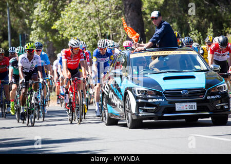 Adelaide, Australia. 17th Gennaio 2017. Il direttore di gara Mike Turtur sta per iniziare la tappa 2 del Tour Down in gara ciclistica ad Adelaide in Australia. Foto Stock