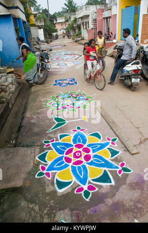 Il Tamil Nadu, India. 16 gennaio, 2018. Pongal, la festa della mietitura dedicata al sole, celebrato nel villaggio di Kuilapalayam in Tamil Nadu. Disegno kolams davanti alle case portare prosperità nelle Case Credit: Marco Saroldi/Alamy Live News Foto Stock