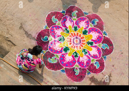 Il Tamil Nadu, India. 16 gennaio, 2018. Pongal, la festa della mietitura dedicata al sole, celebrato nel villaggio di Kuilapalayam in Tamil Nadu. Disegno kolams davanti alle case portare prosperità nelle Case Credit: Marco Saroldi/Alamy Live News Foto Stock