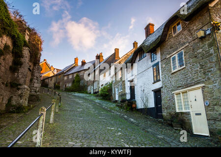 Shaftesbury, Dorset, Regno Unito. Il 17 gennaio 2018. Regno Unito Meteo. Una leggera spolverata di neve sui tetti delle case sulla leggendaria Collina d'oro in Shaftesbury, Dorset a sunrise. Collina d'oro è stata l'impostazione per il famoso pane Hovis ha inserzione negli anni settanta. Credito Foto: Graham Hunt/Alamy Live News. Foto Stock