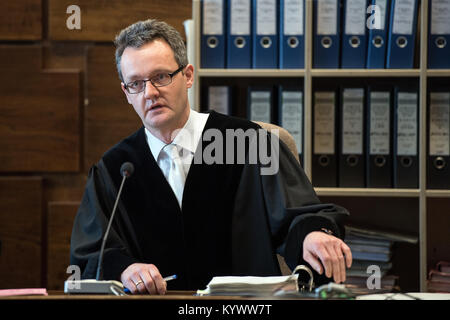 Colonia, Germania. Xvii gen, 2018. Michael Greve, presiede il giudice nel giudizio sul crollo della città di Colonia di archivio, seduti in un aula di tribunale distrettuale di Colonia, Germania, 17 gennaio 2018. Cinque persone stand accusato di omicidio colposo e pericolosa pratica edilizia. Essi sono accusati di aver tagliato gli angoli durante la costruzione della nuova stazione della metropolitana. Costruzione difettosa è pensato per portare una collpase dell'archivio il 03 marzo 2009. Attenzione: gli imputati sono stati resi irriconoscibili a causa di problemi di privacy. Credito: Federico Gambarini/dpa/Alamy Live News Foto Stock