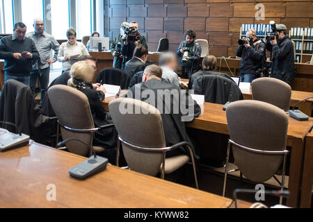 Colonia, Germania. Xvii gen, 2018. Partecipanti alla sperimentazione sul crollo della città di Colonia permanente di archivio in un aula di tribunale distrettuale di Colonia, Germania, 17 gennaio 2018. Cinque persone stand accusato di omicidio colposo e pericolosa pratica edilizia. Essi sono accusati di aver tagliato gli angoli durante la costruzione della nuova stazione della metropolitana. Costruzione difettosa è pensato per portare una collpase dell'archivio il 03 marzo 2009. Attenzione: gli imputati sono stati resi irriconoscibili a causa di problemi di privacy. Credito: Federico Gambarini/dpa/Alamy Live News Foto Stock