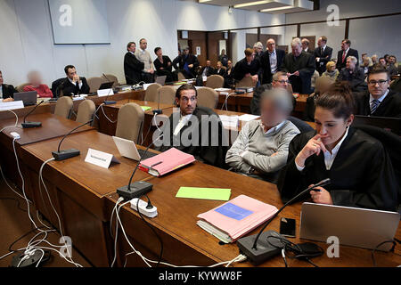 Colonia, Germania. Xvii gen, 2018. L' imputato nel processo sul crollo della città di Colonia archivio e i loro avvocati seduti in un aula di tribunale distrettuale di Colonia, Germania, 17 gennaio 2018. Cinque persone stand accusato di omicidio colposo e pericolosa pratica edilizia. Essi sono accusati di aver tagliato gli angoli durante la costruzione della nuova stazione della metropolitana. Costruzione difettosa è pensato per portare una collpase dell'archivio il 03 marzo 2009. Attenzione: gli imputati sono stati resi irriconoscibili a causa di problemi di privacy. Credito: Oliver Berg/dpa/Alamy Live News Foto Stock