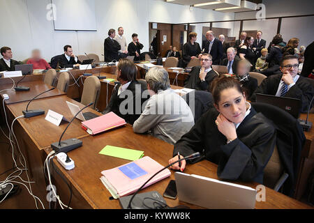 Colonia, Germania. Xvii gen, 2018. L' imputato nel processo sul crollo della città di Colonia archivio e i loro avvocati seduti in un aula di tribunale distrettuale di Colonia, Germania, 17 gennaio 2018. Cinque persone stand accusato di omicidio colposo e pericolosa pratica edilizia. Essi sono accusati di aver tagliato gli angoli durante la costruzione della nuova stazione della metropolitana. Costruzione difettosa è pensato per portare una collpase dell'archivio il 03 marzo 2009. Attenzione: gli imputati sono stati resi irriconoscibili a causa di problemi di privacy. Credito: Oliver Berg/dpa/Alamy Live News Foto Stock