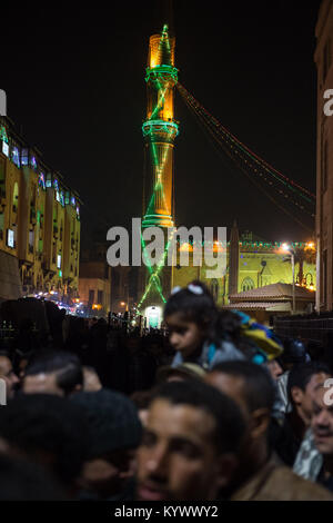 Il Cairo, Egitto. 16 gennaio, 2018. Il minareto della moschea Al-Hussain viene illuminato per commemorare la nascita di Imam Hussain, nipote del Profeta Maometto, al Cairo, Egitto, 16 gennaio, 2018. Credito: Meng Tao/Xinhua/Alamy Live News Foto Stock