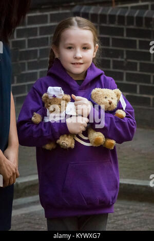 Londra, Regno Unito. Xvii gen, 2018. Nove anni di Ava Watt, un paziente presso il Great Ormond Street Hospital che è stata trattata per la fibrosi cistica fin dalla nascita, attende di incontrare e dare orsacchiotto doni per la Duchessa di Cambridge durante la sua visita ad aprire ufficialmente il Mittal per bambini Centro Medico, home al nuovo Premier Inn edificio clinico. Credito: Guy Corbishley/Alamy Live News Foto Stock