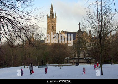 Glasgow, Scotland, Regno Unito, 17 gennaio. Tempesta di neve Fionn in Glasgow dà modo al sole e di un chiaro come persone a tornare a lavorare in Kelvingrove Park, Glasgow, Regno Unito. Gerard Ferry/Alamy news Foto Stock