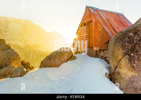 Appartato e bellissimo abitacolo nella neve montagne a Triund hill top, Mcleod ganj Dharamsala, in India durante la sorprendente alba da dietro le montagne Foto Stock