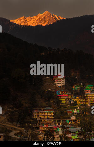 Il bianco della neve montagne girato golden dovuta a soli raggi all ora d'oro o al tramonto a Triund, Mcleod ganj Dharamsala, Himachal Pradesh, India. Mente soffiando Foto Stock