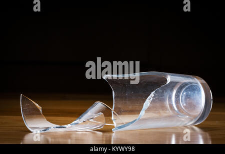 Il vetro rotto su un disco con pavimento in legno Foto Stock