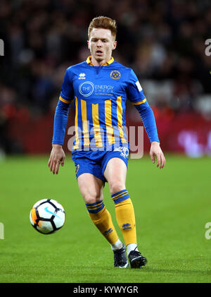 Shrewsbury Town Jon Nolan durante la FA Cup Replay al London Stadium Foto Stock