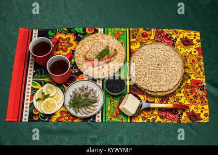Tabella di festa per il russo Pancake vacanze settimana (Maslenitsa) Foto Stock