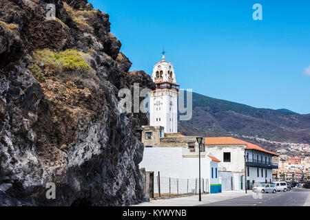 Spagna, Tenerife, Candelaria - 12 Settembre 2016: la torre campanaria della chiesa cattolica. La Basilica Reale. Foto Stock