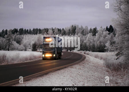 SALO, Finlandia - 12 gennaio 2017: Bella fari di blu Volvo FH semi rimorchio dell'elemento trans su strada a dusktime su un gelido giorno di inverno Foto Stock