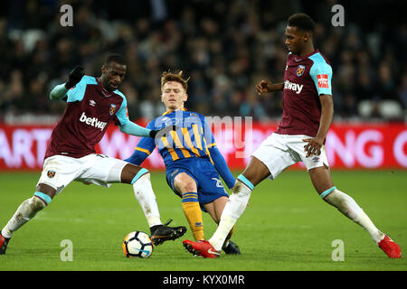 West Ham United Pedro Obiang (sinistra) e Reece Oxford (destra) battaglia per la sfera con Shrewsbury Town Jon Nolan (centro) durante la FA Cup Replay al London Stadium. Foto Stock