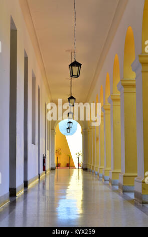 Elementi colorati di case tradizionali nella città coloniale di Trinidad di Cuba. Porte e finestre. Cuba 2015 Foto Stock