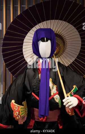 Costume di Kabuki Kabuki - è un tradizionale giapponese nella forma di teatro sviluppata durante il periodo Edo. Kabuki è ricca di spettacolo e coinvolge elabora Foto Stock