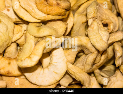 Essiccato ananas frutti su una pila su un mercato alimentare, coloful frutta secca, frutta secca Foto Stock