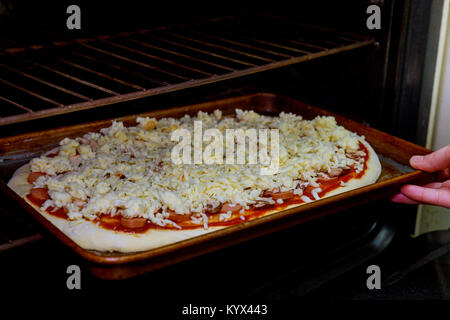 La cottura della pizza. La pizza cotta al forno è un forno ad alta  temperatura Foto stock - Alamy