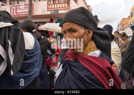 Otavalo, Ecuador - 13 Gennaio 2018: primo piano di un indigeno quechua donna walking throught th sabato mercato artigianale Foto Stock