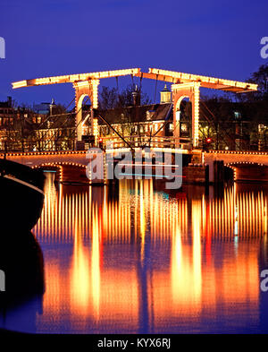 Skinny (Magere Brug) ponte sul fiume Amstel di Amsterdam, Olanda, Paesi Bassi Foto Stock