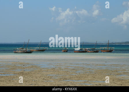 Dhows sulla spiaggia, Zanzibar, Tanzania. Foto Stock