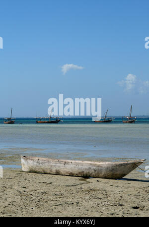 Dhows sulla spiaggia, Zanzibar, Tanzania. Foto Stock