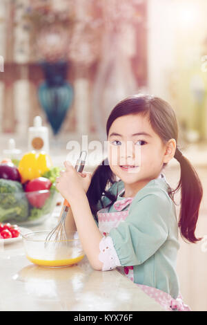 La bambina è in cucina Foto Stock