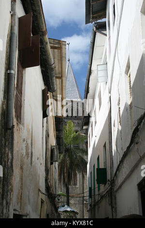 Stretto vicolo cieco tra edifici appartamento Stone Town Zanzibar, Tanzania. Foto Stock