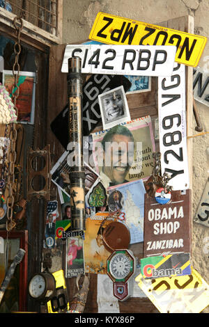 Targhe di veicoli sulla parete d'ingresso del negozio di Obama, Stone Town, Zanzibar, Tanzania. Foto Stock