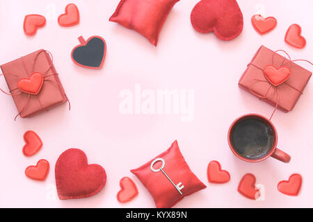 San Valentino card. Cuori rossi decor, tazza di caffè con spazio per il testo su sfondo rosa. Copia dello spazio. Vista dall'alto. Foto Stock