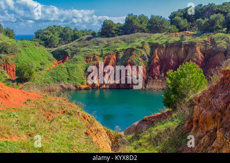 Il Salento, Otranto: paesaggio lunare del lago della cava di bauxite. Foto Stock
