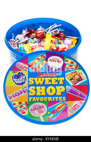 Ampia vasca con i prodotti Swizzels Sweet Shop preferiti Foto Stock