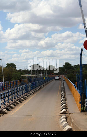 Victoria Falls ponte congiungente Zambia Zimbabwe, vicino a Victoria Falls, Zimbabwe. Foto Stock