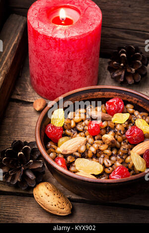 Tradizionale Natale porridge, kutya e candela accesa Foto Stock