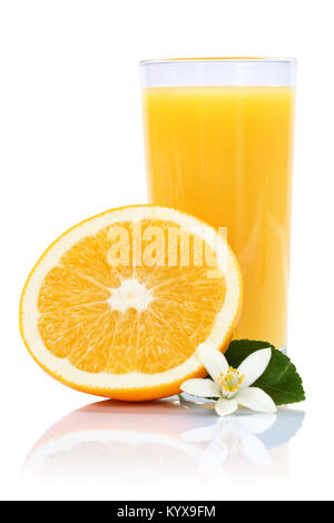 Succo di arancia arance frutta frutto isolato formato ritratto su sfondo bianco Foto Stock