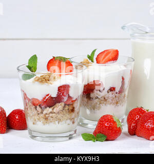 Yogurt alla fragola yogurt fragole frutti square il cibo della colazione Foto Stock