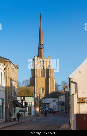 Città Stowmarket Suffolk, vista lungo la taverna e Street Station Road verso San Pietro e la chiesa di Saint Mary al centro di Stowmarket, Suffolk, Inghilterra Foto Stock