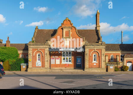 Stowmarket Suffolk stazione, un esempio ben conservato di un piccolo paese in stile vittoriano stazione ferroviaria in Stowmarket, Suffolk, Inghilterra, Regno Unito. Foto Stock