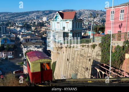 Una funicolare e una vista splendida di Valparaiso, Cile Foto Stock
