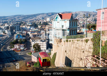 Una funicolare e una vista splendida di Valparaiso, Cile Foto Stock
