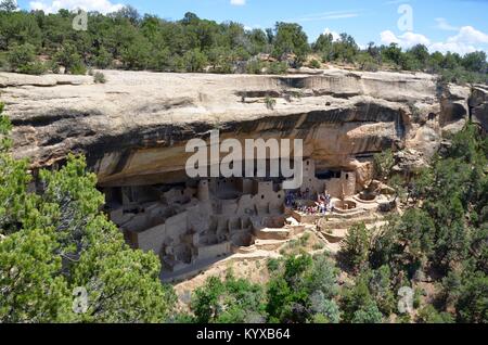 I turisti alla cliff dwellings Mesa Verde National Park colorado USA Foto Stock