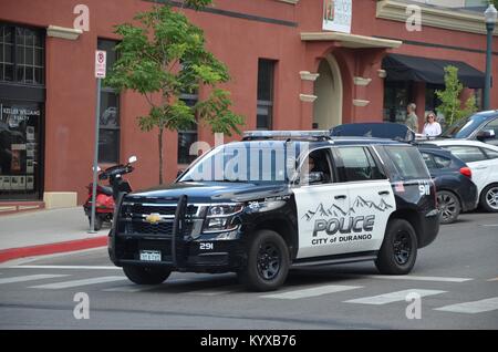 Pattuglia di polizia in bianco e nero chevrolet durango main st colorado USA Foto Stock