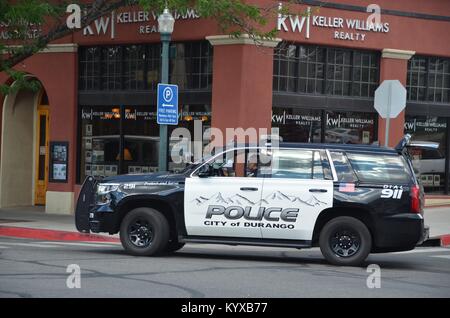 Pattuglia di polizia in bianco e nero chevrolet durango main st colorado USA Foto Stock