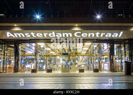 La stazione centrale di Amsterdam ingresso alla stazione degli autobus lato con nuovi negozi un gate per i treni. Foto Stock