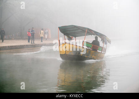 Barca sul canal nella nebbia, Lumbini, Nepal, asia Foto Stock