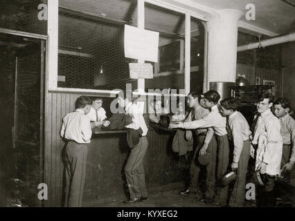 Messaggeri presso la sede principale, postale Telegraph Co., 283 Broadway, girando in loro divise in chiusura della giornata. I ragazzi sono attentamente sorvegliate e vestiti sono ben tenute. Foto Stock