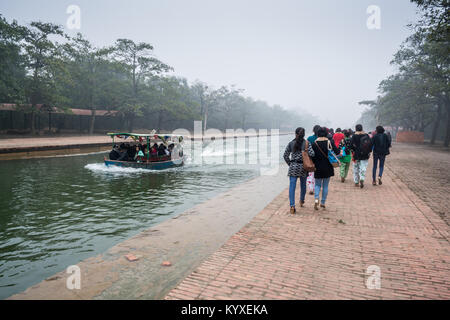 Barca sul canal nella nebbia, Lumbini, Nepal, asia Foto Stock